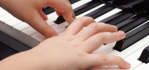 Apprendre le piano avec des cours pour les enfants